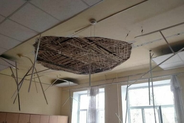 В Армавире на школьников рухнул потолок