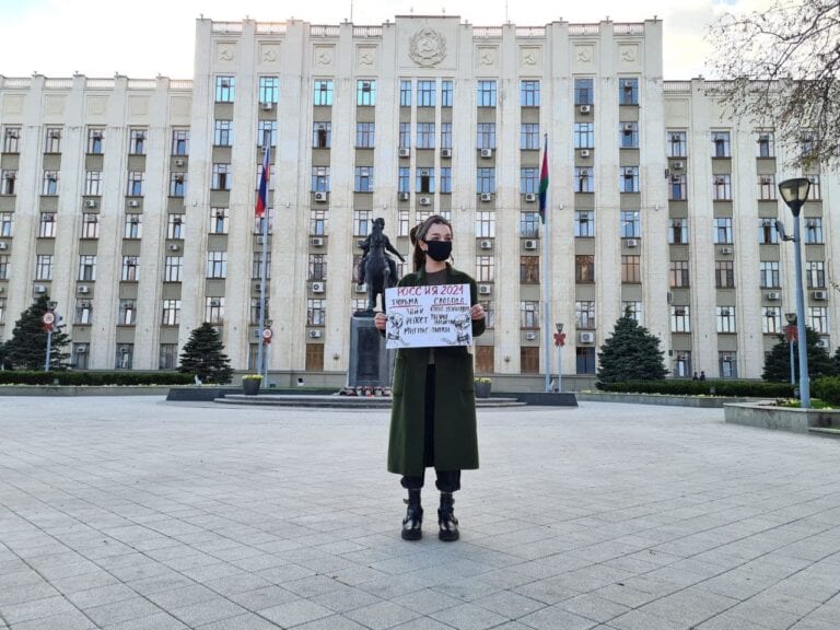 Краснодарцы вышли в одиночные пикеты против политической ситуации в России