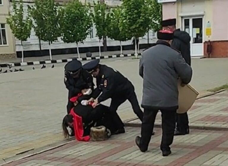 На Кубани полицейские избили активиста во время пикета