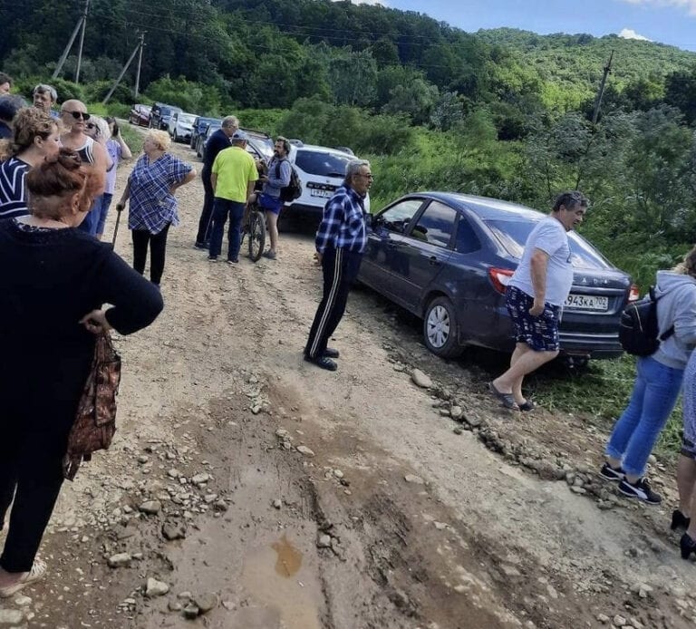 В Джубге владелец крупного участка отрезал садовое товарищество от дороги
