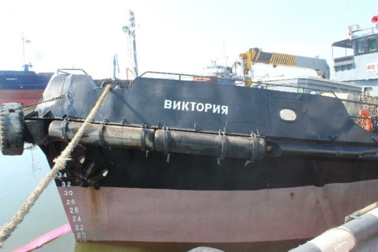 В Темрюке из судна «Виктория» в море вылились нефтепродукты