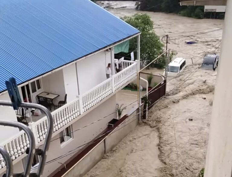 Село в Сочи оказалось отрезано из-за дождей