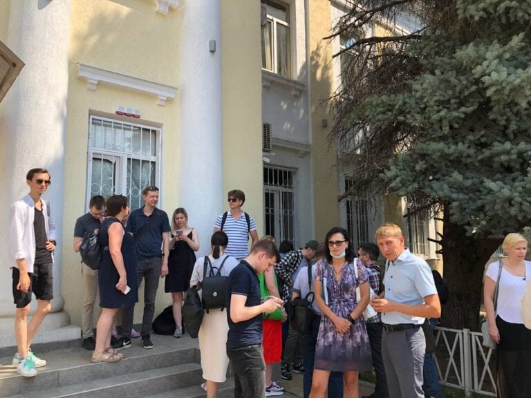 На заседание по делу Пивоварова пришли его сторонники, но их не пустили в зал. Тогда в здании суда начали скандировать «Пропускай»