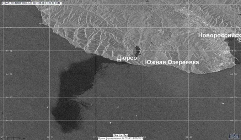 Площадь нефтяного пятна под Новороссийском составила 80 квадратных километров