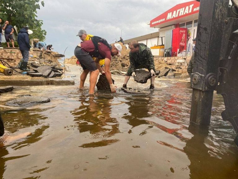 В Анапе после дождя затопило набережную и улицы
