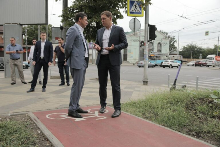В Краснодаре сделали первую выделенную велодорожку