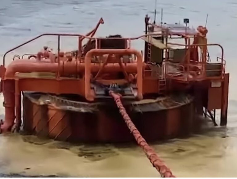 Причиной разлива нефти под Новороссийском стало отсутствие капремонта