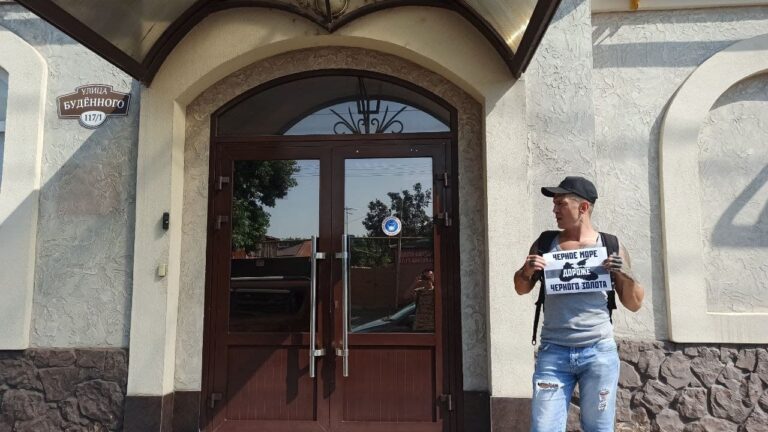 В Краснодаре активист «Другой России» вышел в пикет против консорциума, по вине которого произошёл разлив нефти в Чёрное море