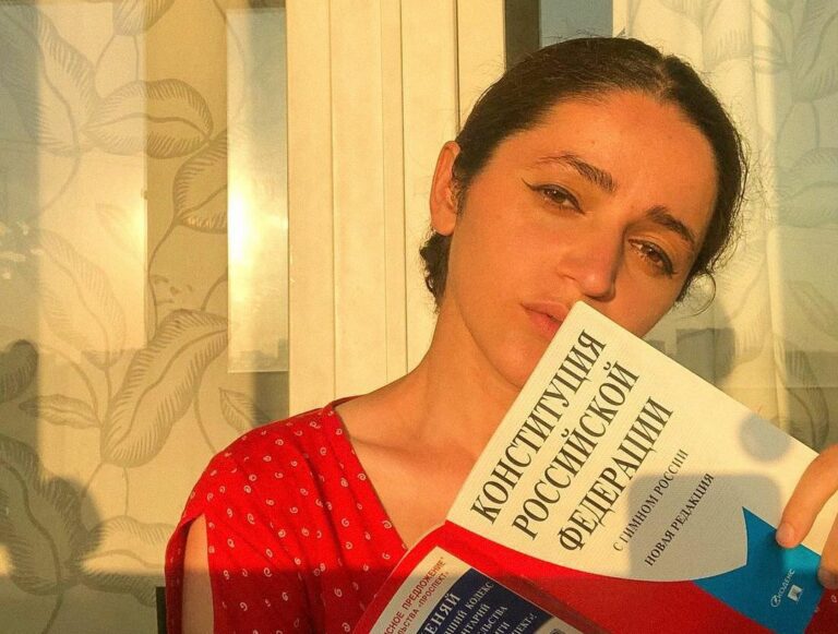 Краснодарскую активистку Алипат Султанбегову обвиняют в дискредитации ВС РФ за сторис с рисунком Маши Москалевой