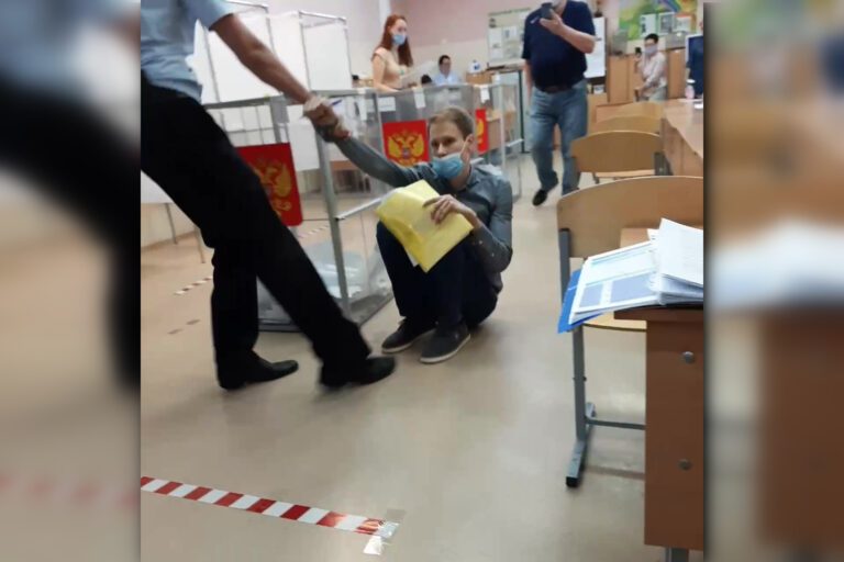 Дениса Ночёвку, которого выволокли с избирательного участка, оштрафовали на 2 тысячи рублей
