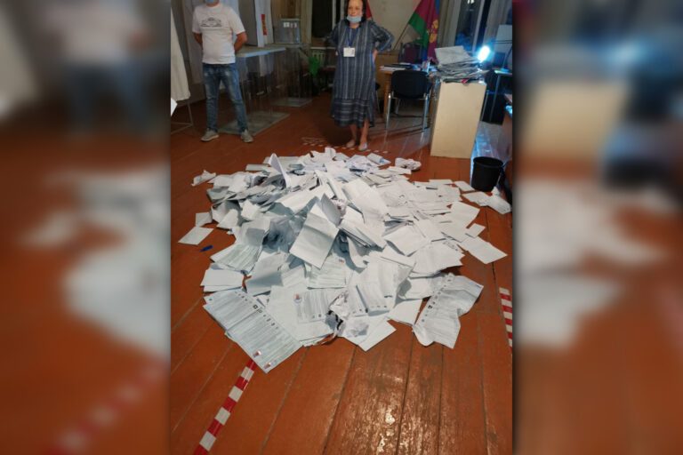 На участке в Кущёвском районе, где уже 8 часов не подсчитывают голоса, председатель вывалила на пол все бюллетени