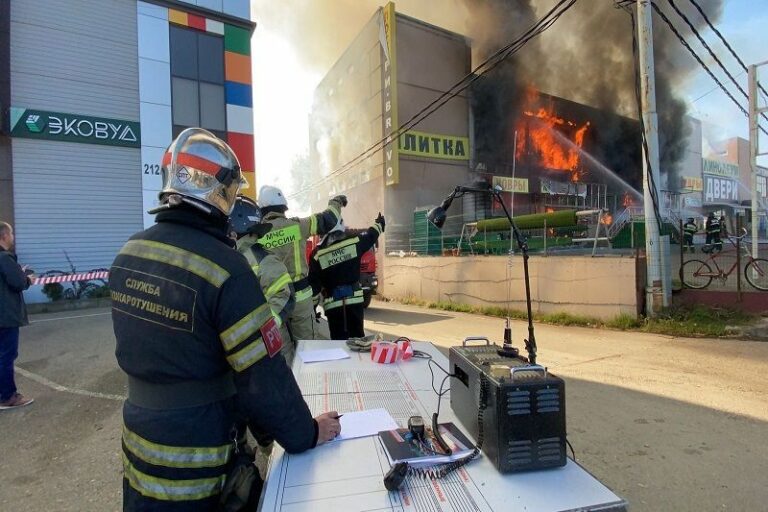 В Краснодаре тушат крупный пожар в магазине на Уральской