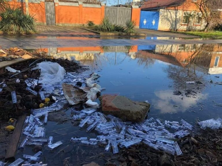 В Краснодаре рядом с домами выбросили партию вакцины