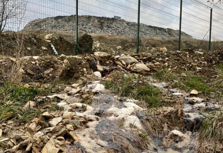 В Новороссийске на свалке произошёл разлив загрязнённых вод