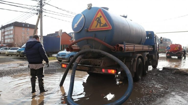 В Краснодаре из-за дождя затопило улицы