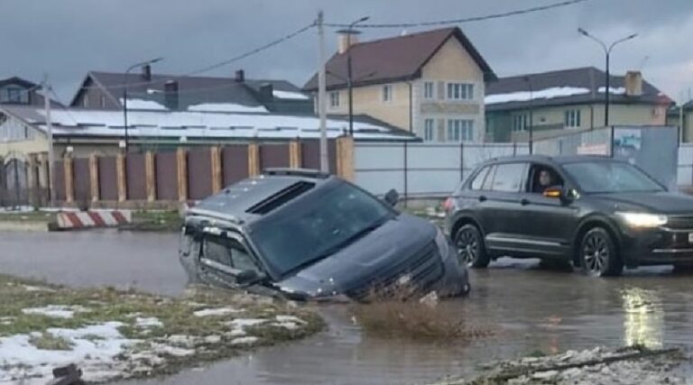 В Краснодаре после дождей утонуло несколько машин