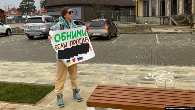 В Горячем Ключе прошли антивоенные пикеты