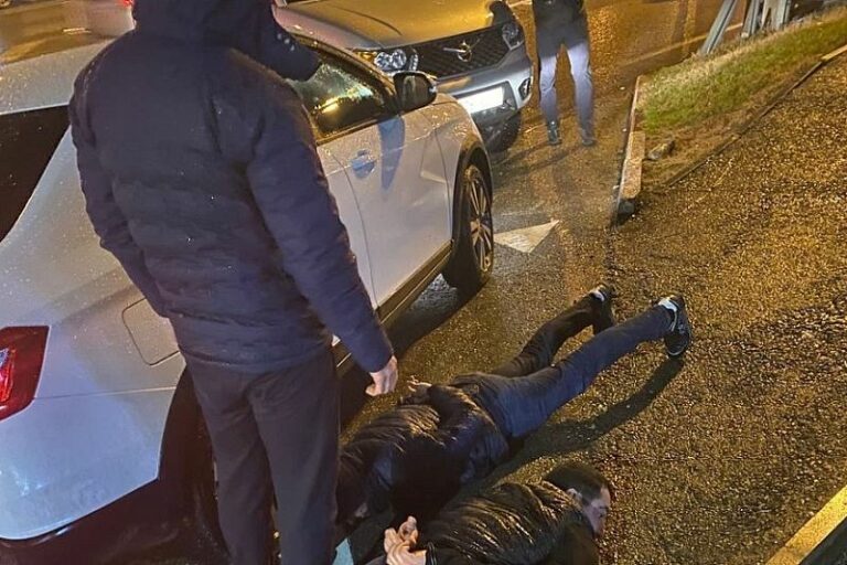 В Сириусе задержали полицейских за взятку в 1,5 млн рублей
