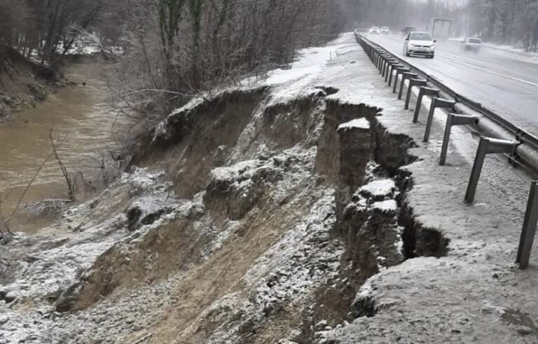 На Кубани оползни повредили трассу и лестницу к морю