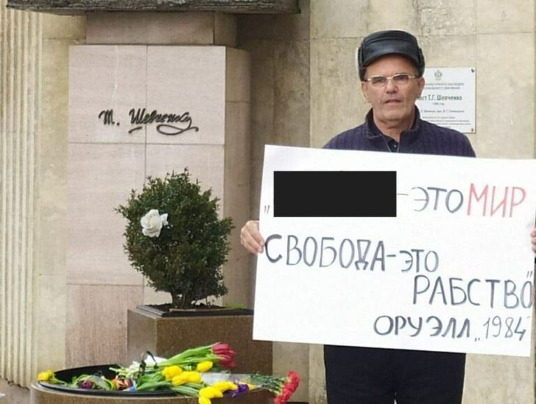 В Краснодаре активист вышел на антивоенный пикет