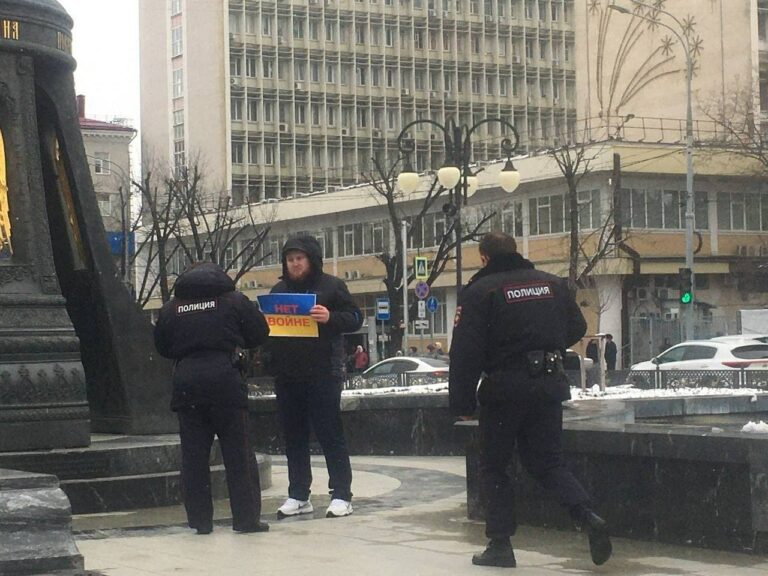 В Краснодаре активиста задержали на антивоенном пикете