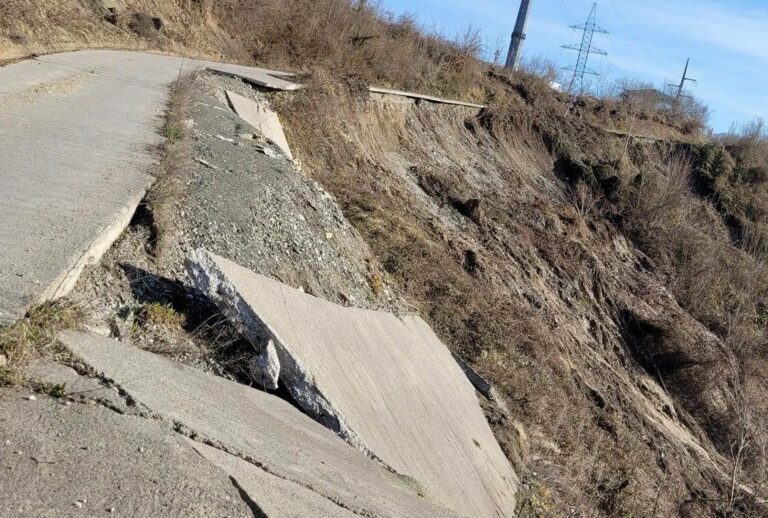 В Сочи оползень разрушил дорогу