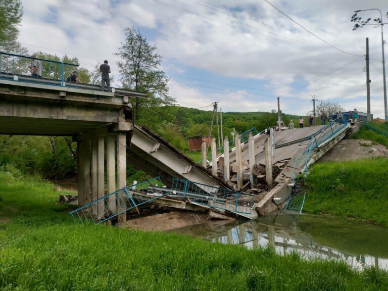 В Северском районе рухнул пешеходный мост