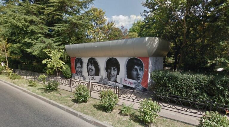В Сочи закрасили граффити The Beatles ради патриотического рисунка «Молодой гвардии»