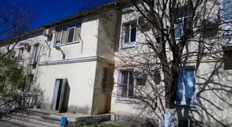 В Новороссийске жильцы старого общежития требуют признать его аварийным