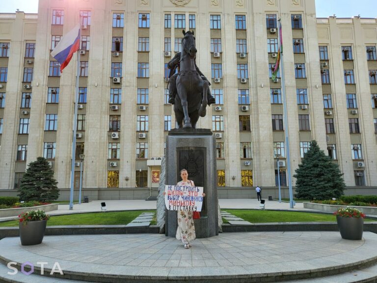 Краснодарская активистка вышла на пикет с требованием отставки вице-губернатора