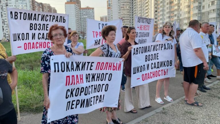 В Краснодаре прошёл митинг против сноса гаражного кооператива