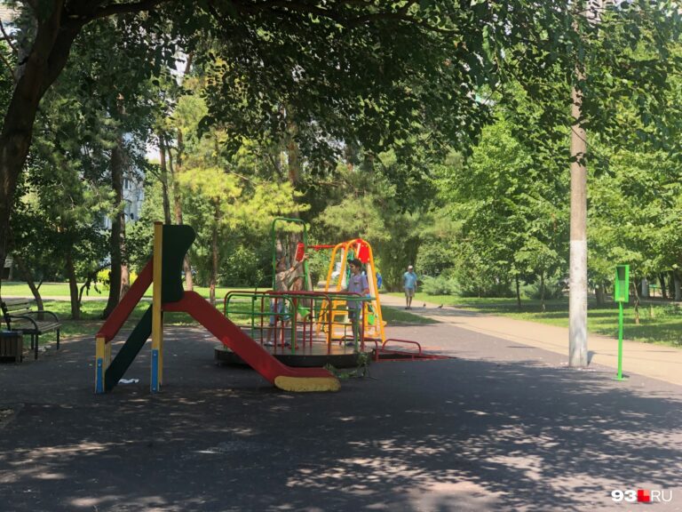 В Краснодаре сломалась новая площадка для детей с инвалидностью