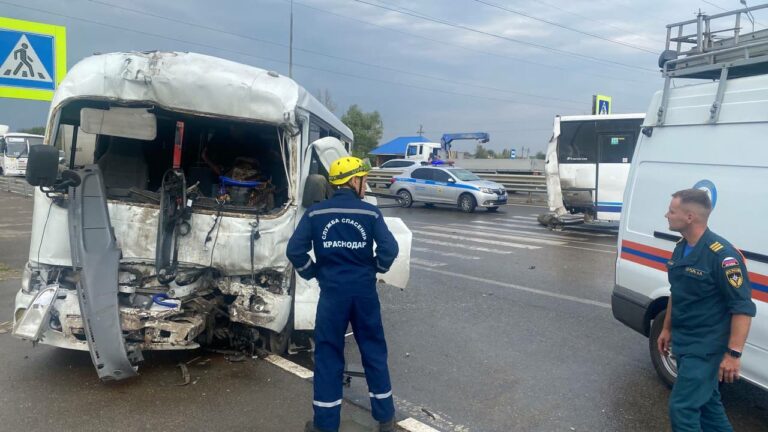 В Краснодаре в ДТП с автобусом пострадали семь человек