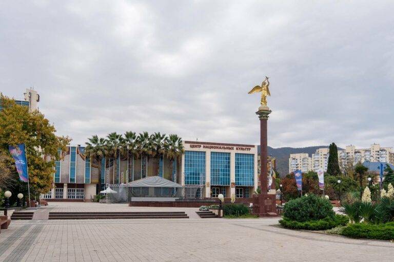 В Сочи уберут кричащую рекламу и ларьки