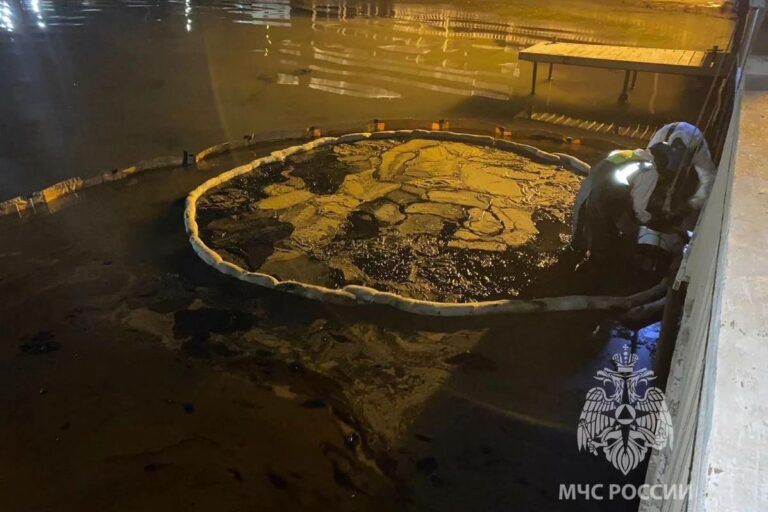 Разлив мазута в Азовское море произошел в Темрюкском районе