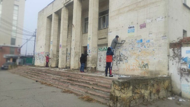 Раскритиковали в Интернете: власти Краснодара взялись за уборку в центре города только после гневных комментариев