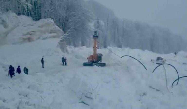 Специалисты в горах Сочи восстанавливают поврежденную лавиной инженерную инфраструктуру