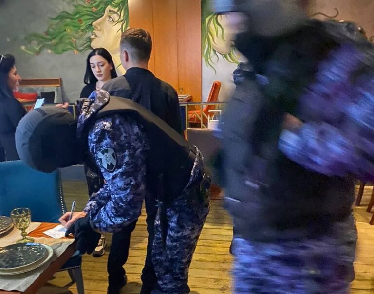За антивоенные высказывания во время личного разговора в Краснодаре задержали супругов Овчинниковых
