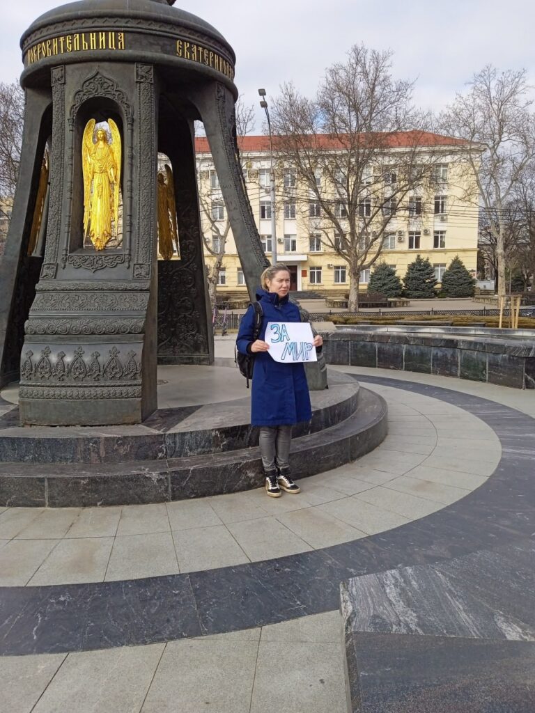 Участницу антивоенного пикета задержали в Краснодаре