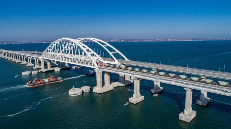Крымский мост с полуночи дважды перекрывали для проезда автомобилей