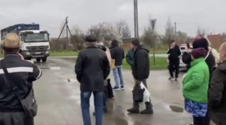 Полицейские оштрафовали активистов из станицы Полтавской за то, что они не пропускали большегрузы