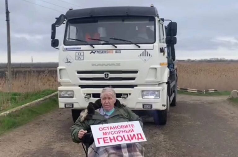 Житель станицы Полтавской в инвалидной коляске перекрыл дорогу мусоровозам к свалке
