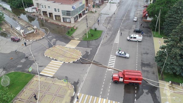 В Курганинске затопило улицы из-за обрушения обводного канала