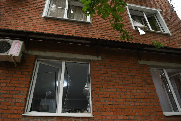 В Краснодаре после взрыва в результате атаки БПЛА выбило около 20 окон в жилых домах