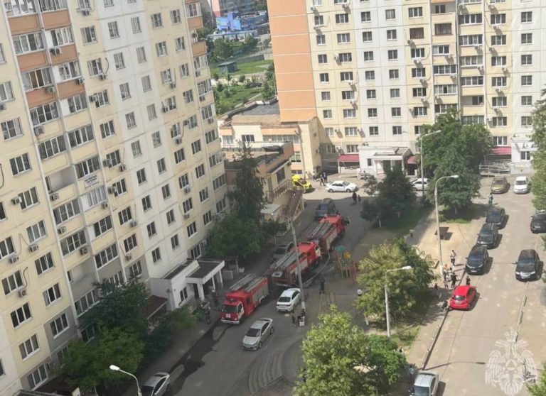 В Краснодаре из горящей многоэтажки эвакуировали 100 человек
