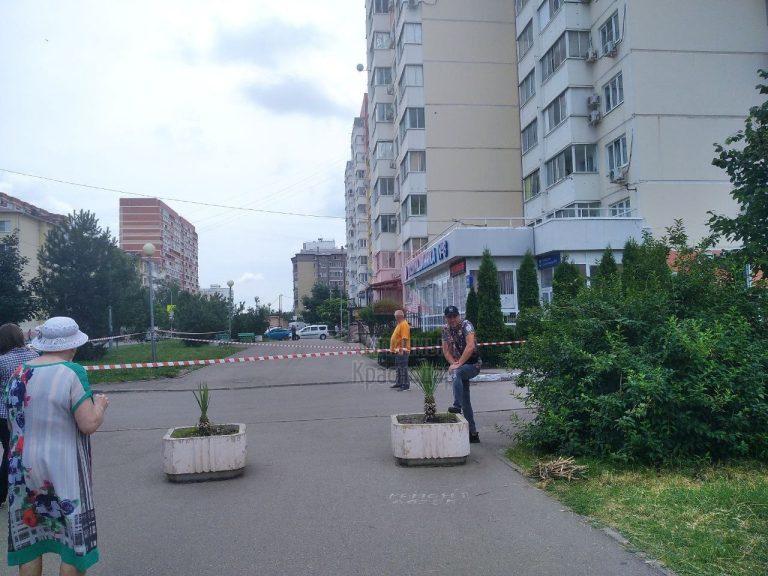 Сотрудники спецслужб оцепили две поликлиники в Краснодаре