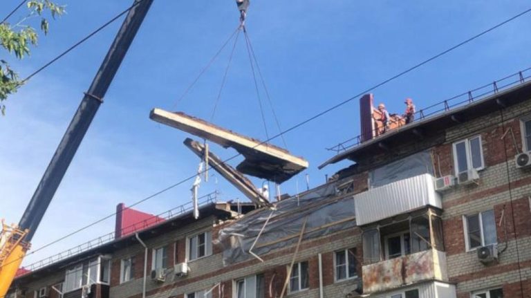 В Краснодаре продолжают ремонтировать поврежденную кровлю дома на улице Клинической
