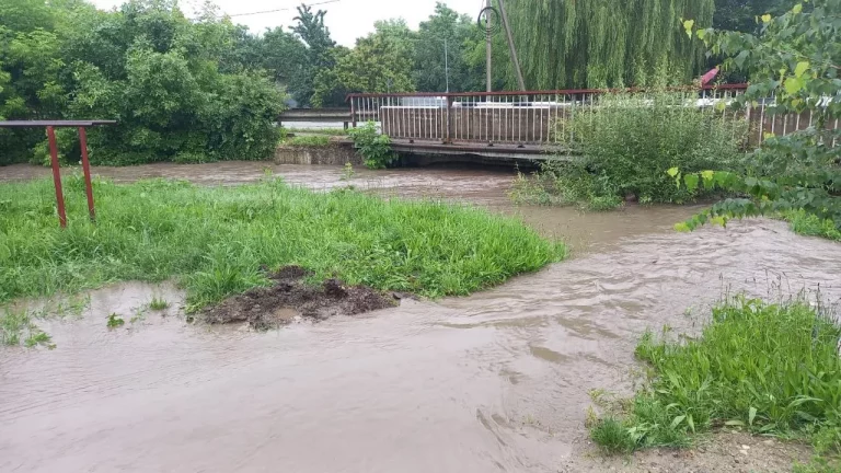 В Лабинском и Мостовском районах затопило дороги и дома