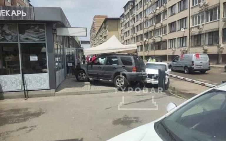 В Краснодаре водители поспорили из-за парковки, в результате машина протаранила внедорожник