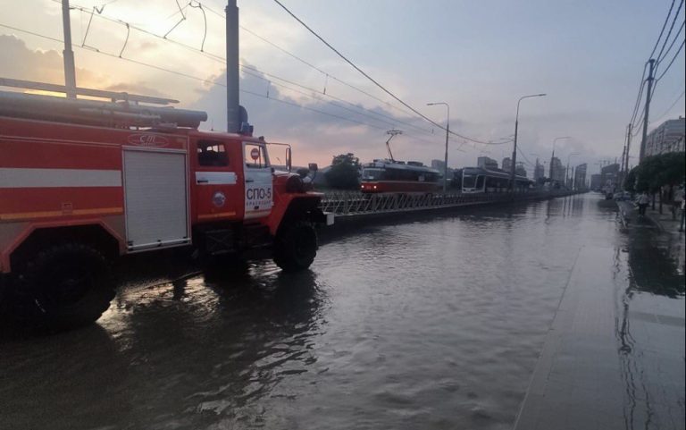 Из-за сильных дождей в Краснодаре затопило несколько улиц